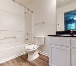 Northstone Apartments bath